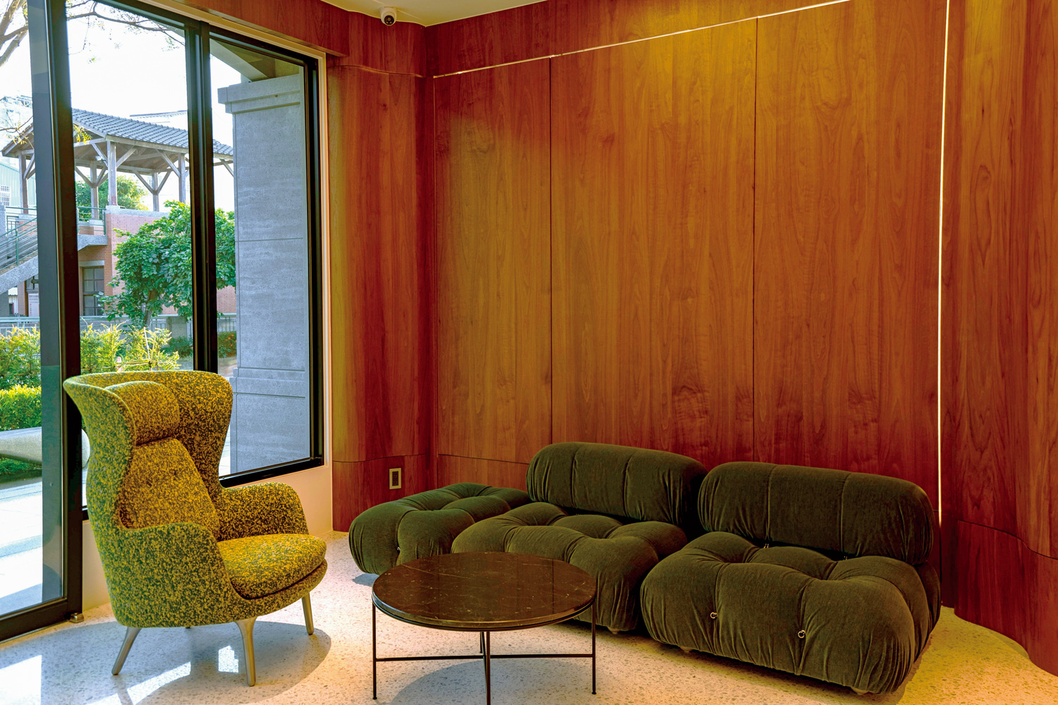 光是在咖啡廳一隅，就能享受坐臥在西班牙設計師哈米艾揚的RO主人椅和義大利建築師馬里奧貝利尼的變色龍沙發。（圖片來源：台南綉溪安平飯店提供）