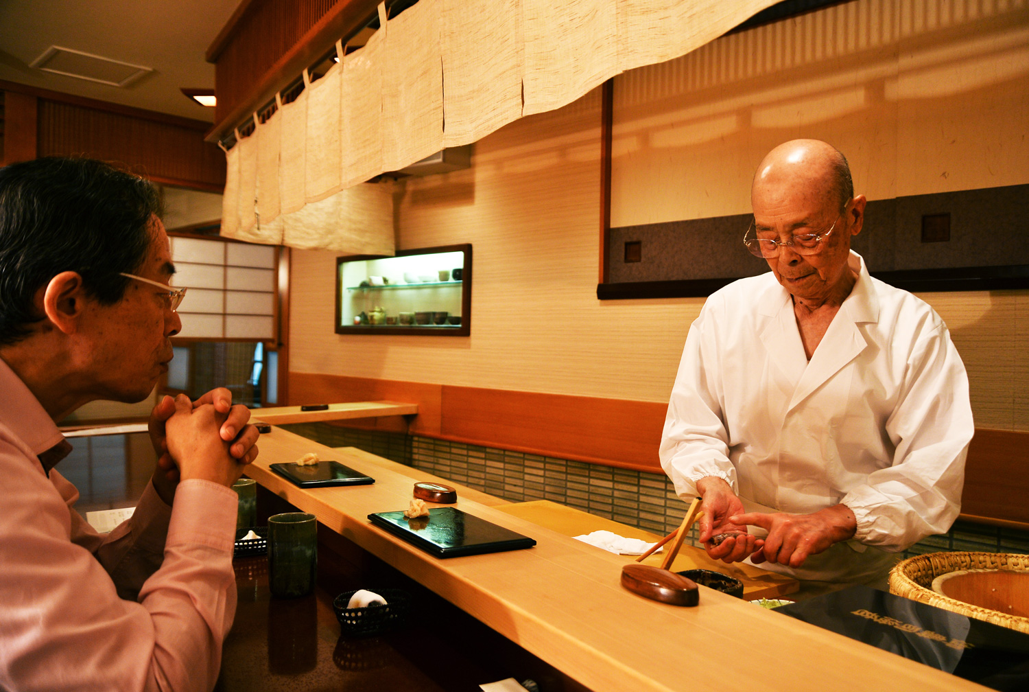 「天婦羅之神」早乙女哲哉（左）與小野二郎是30年的老朋友，幾乎每週都固定去彼此的店吃飯，「我應該來這吃6500次了吧！」早乙女哲哉自豪的笑說。（攝影：李明宜）