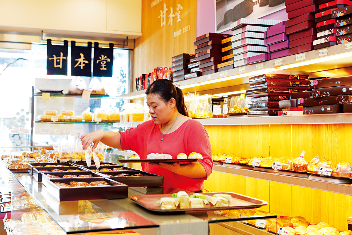 台南的百年和菓子店「甘本堂」，仍保有日治時期的鮮奶克林姆麵包。（攝影：王士豪）
