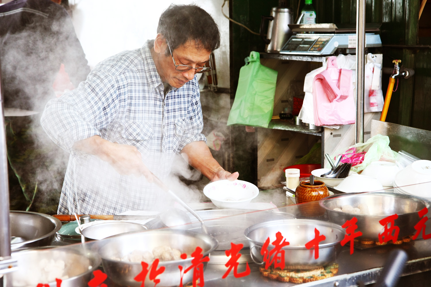 「漢彬水晶餃」位於市場口，的四種丸子綜合湯只用豬肉就變化成四種口感、滋味，將丸子做到極致。（攝影：呂恩賜）