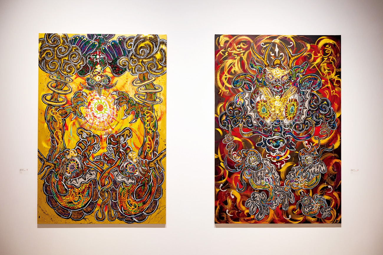 小松美羽的作品左至右分別為《美好新年，光明未來》和《鯉魚登瀑布成龍》。（圖片來源：熊谷俊之提供）