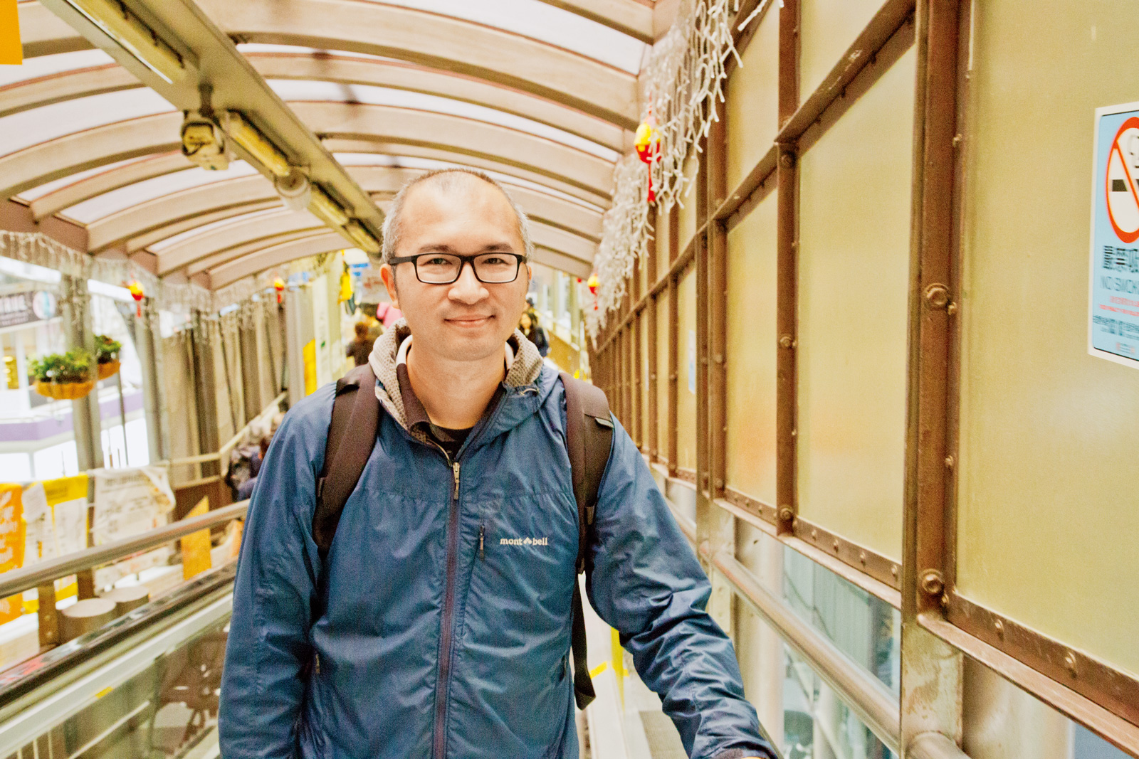《alive》跟著《電影朝聖》網站站長、作者王冠豪，走逛香港中環，向經典港片場景致敬。（攝影：陳平卿）
