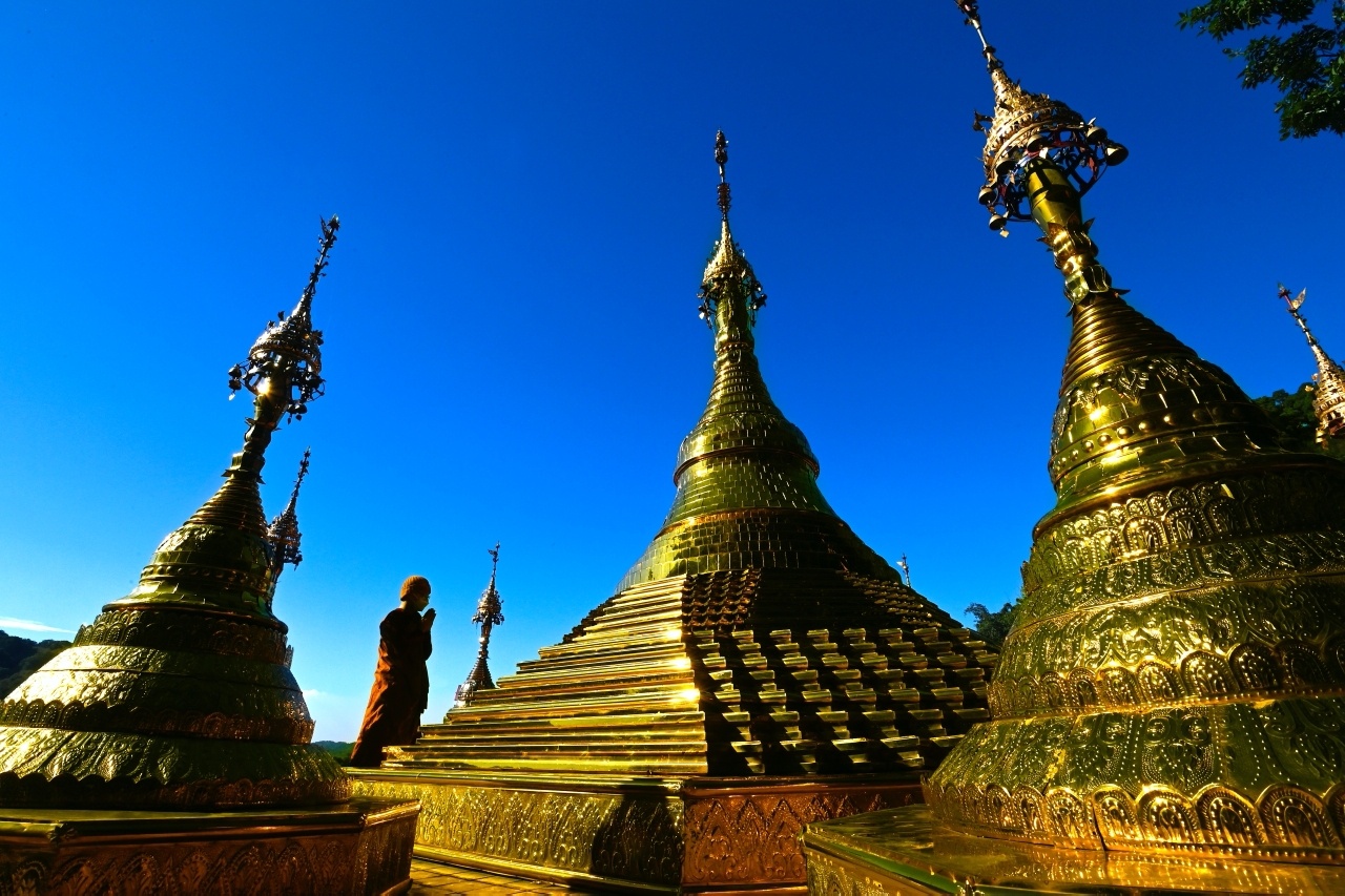 中和迦葉禪寺頂樓藏有七座尖塔，呼應緬甸做為「萬塔之城」。（攝影：方吉弘）