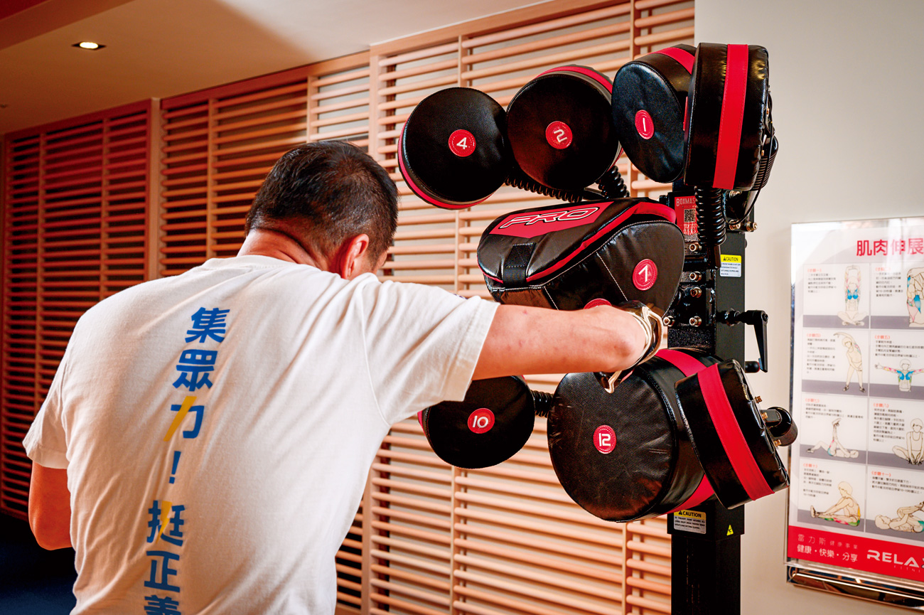 在愛爾麗健身中心內有各種練拳器，讓常如山隨時練習。（攝影：李明宜）