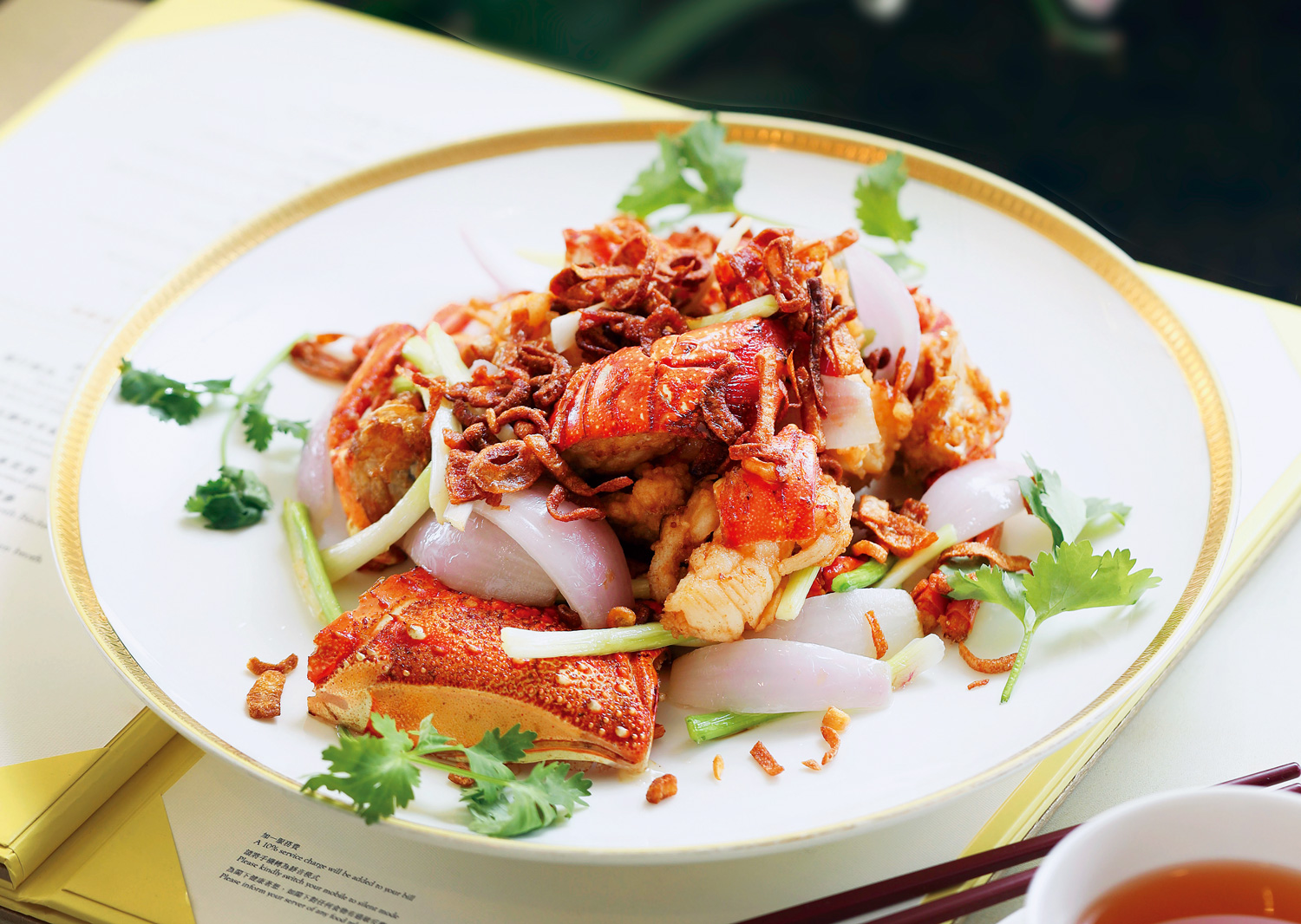 獲得2002年香港美食大賞龍蝦組榮譽金獎的「三蔥爆龍蝦」，是「唐閣」的招牌菜色。（攝影：張世平）
