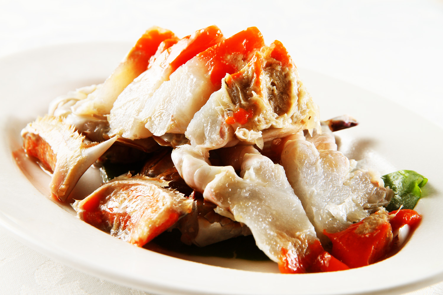 上海小館的「嗆蟹」讓無數江浙老饕醉心不已。沒有佐料，冰凍的蟹肉剔透，頂著如果凍般的晶亮紅膏，像螃蟹沙西米。（攝影：呂恩賜）