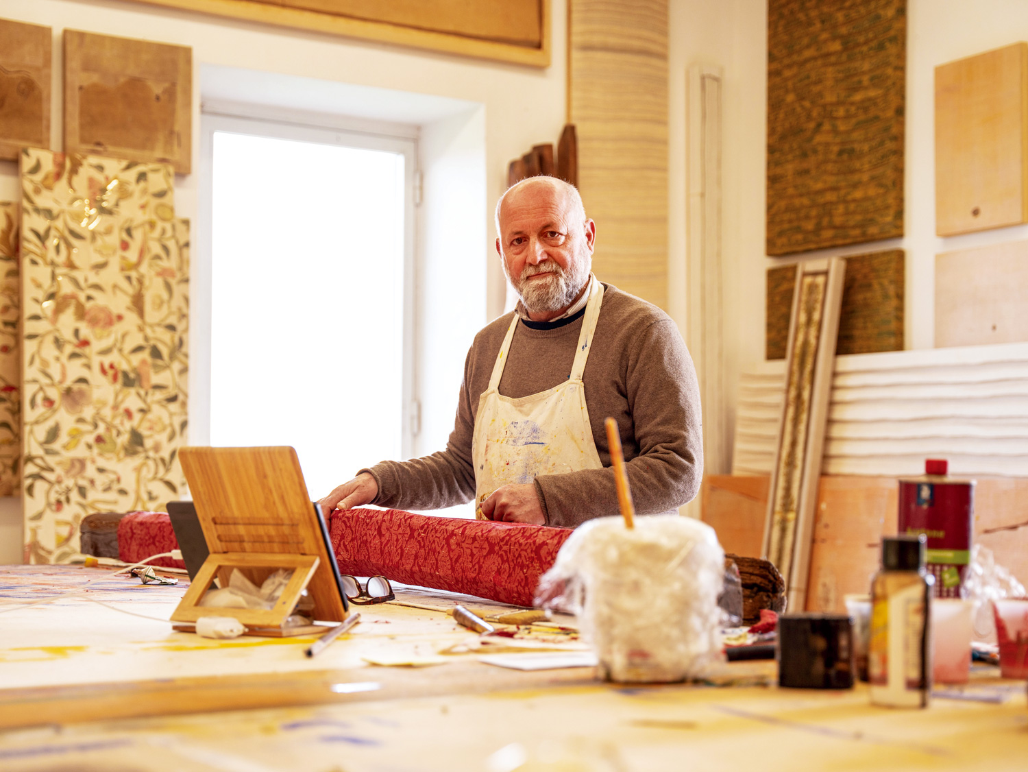 造訪知名藝術家菲拉的私人工作室，他擅長以15世紀的古老織品做為創作媒材。（圖片來源：Panerai提供）