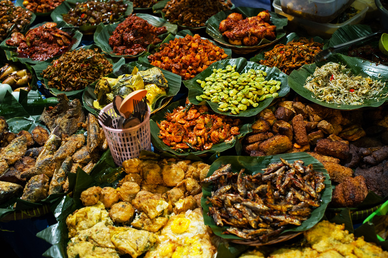 各式「Lesehan」傳統美食包括炸乳鴿、炸雞、烤魚、沙爹、沙拉、炒麵、炒飯等，深受印尼人的喜愛。（圖片來源：Dreamstime／典匠影像）