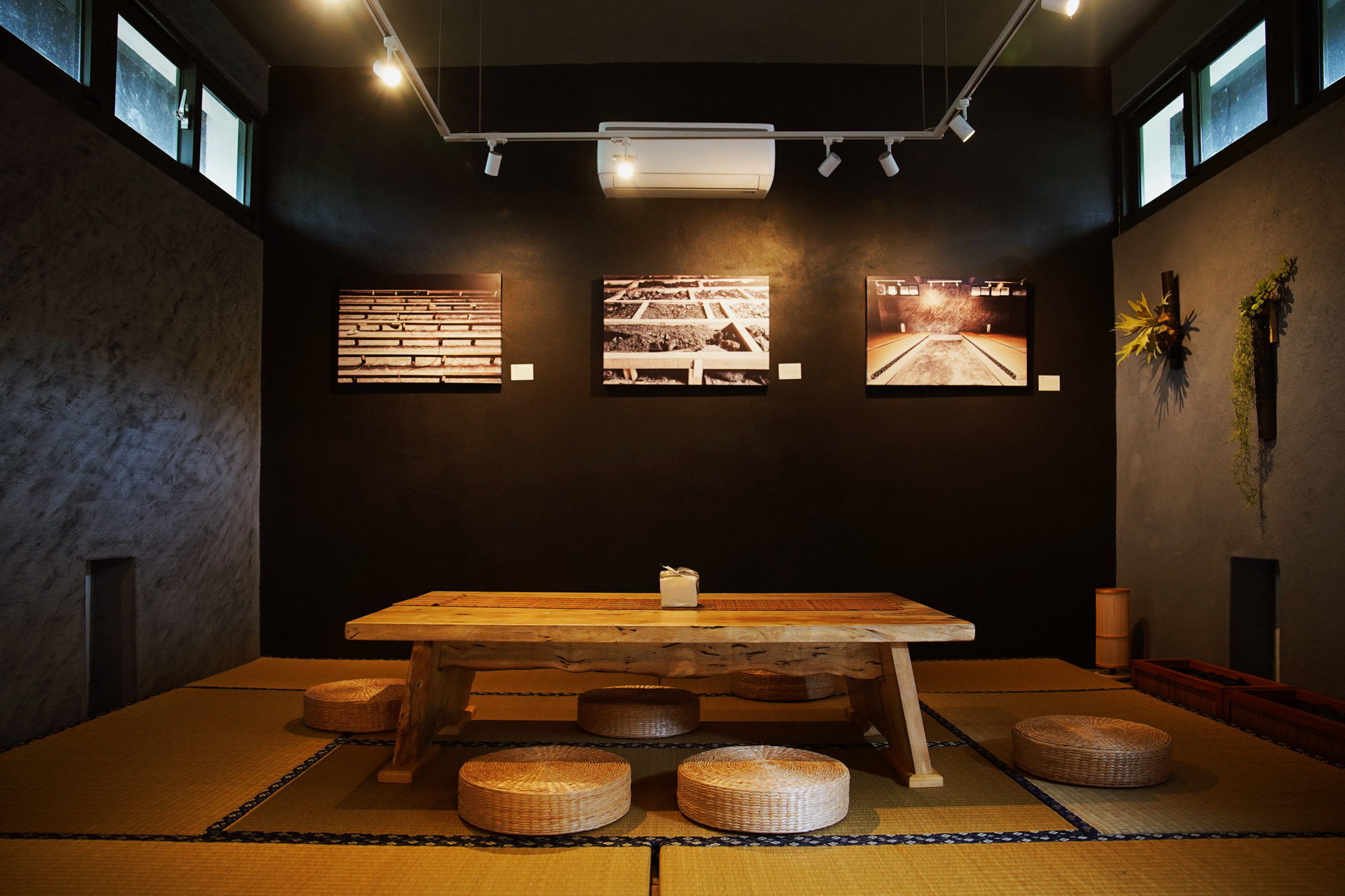 墨竹茶間（馥茶堂）榻榻米下方置放大量竹木炭，有自動淨化空氣的效果 ，竹漆牆與竹炭植栽陳設，則營造出恬淡靜雅的氛圍。（圖片來源：竹博會提供）