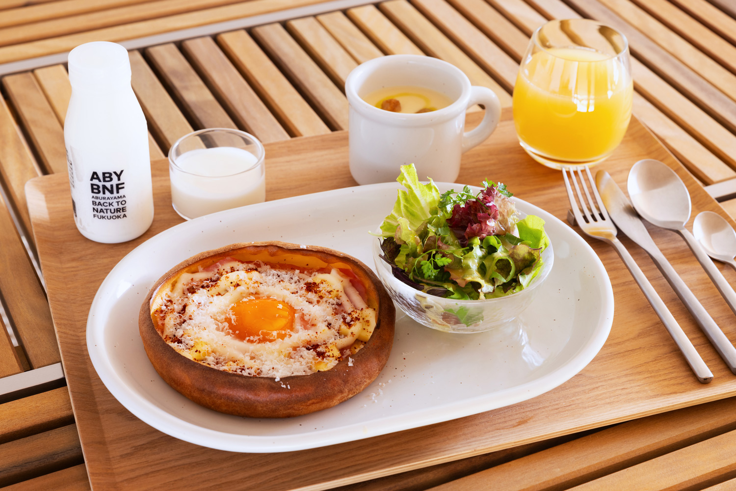 園內提供米其林大廚吉武宏樹精心設計的法式料理，以客房送餐的形式呈現。（圖片來源：Snow Peak YAKEI SUITE提供）