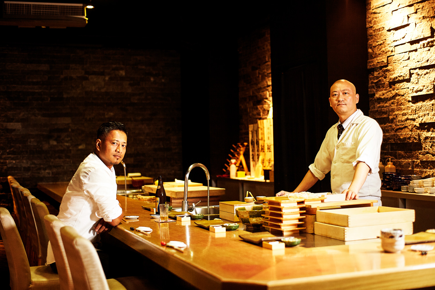 彭天恩和「鮨二七」陳威任在十多年前認識，一吃成主顧，這裡的握壽司記錄了兩人間的友誼，也詳細記載著他們各自的廚師路。（攝影：王文廷）