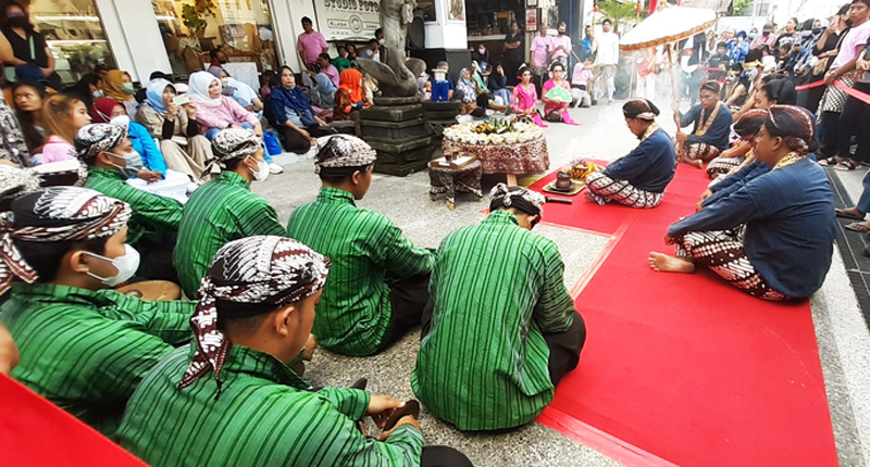 印尼人坐在地上用餐的習慣源自於爪哇的飲食文化，對爪哇人而言，吃飯不僅是為了滿足身理上的需求，也是一個儀式。（圖片來源：Dreamstime／典匠影像）