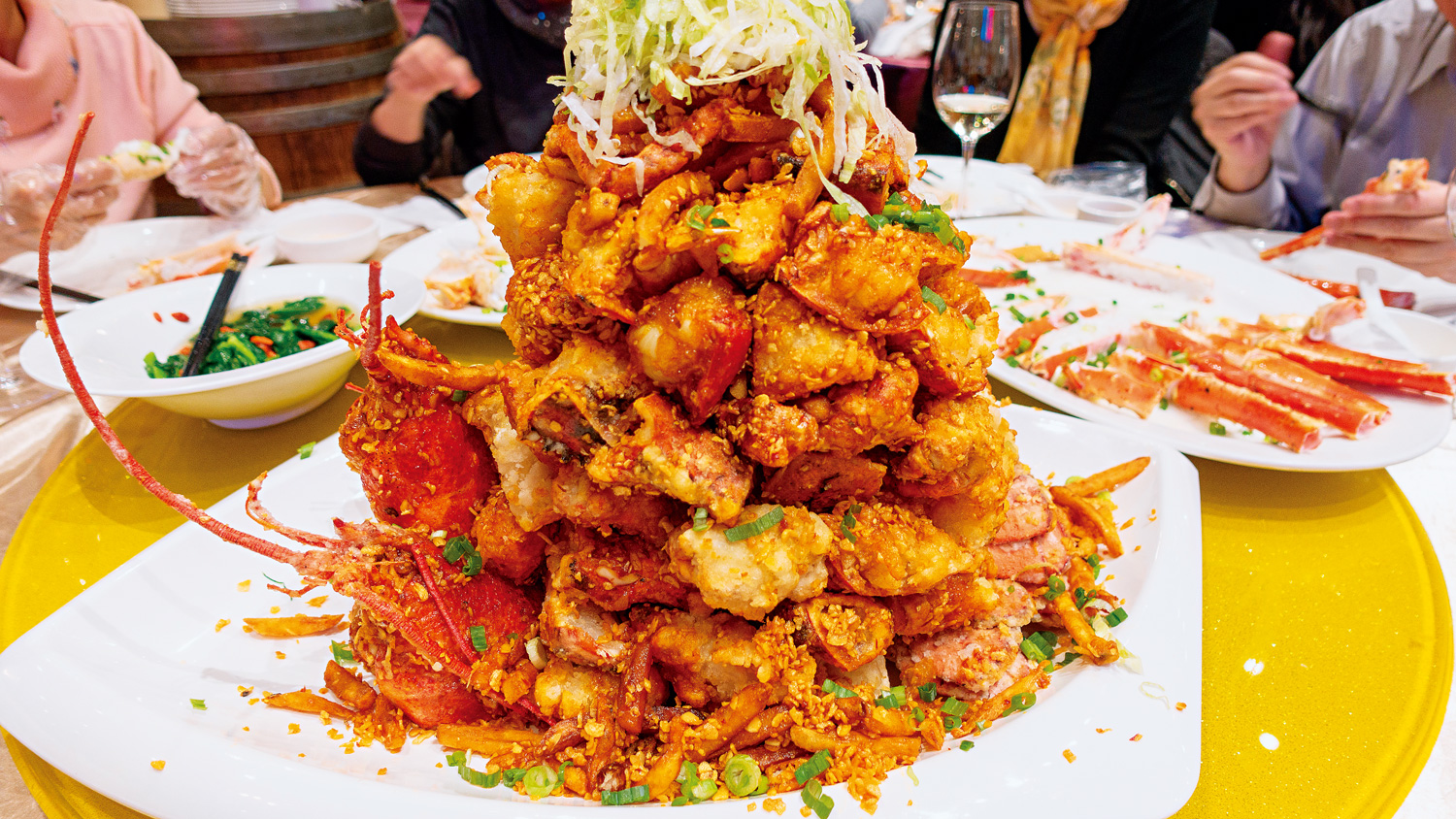 加拿大多倫多的粵式海鮮餐廳「魚樂軒」，食材新鮮價位實在，分量更是霸氣十足。吃貨們讚不絕口的「龍蝦山」，6人份以上還得動用兩位壯丁才有辦法扛上桌。（圖片來源：梁旅珠提供）