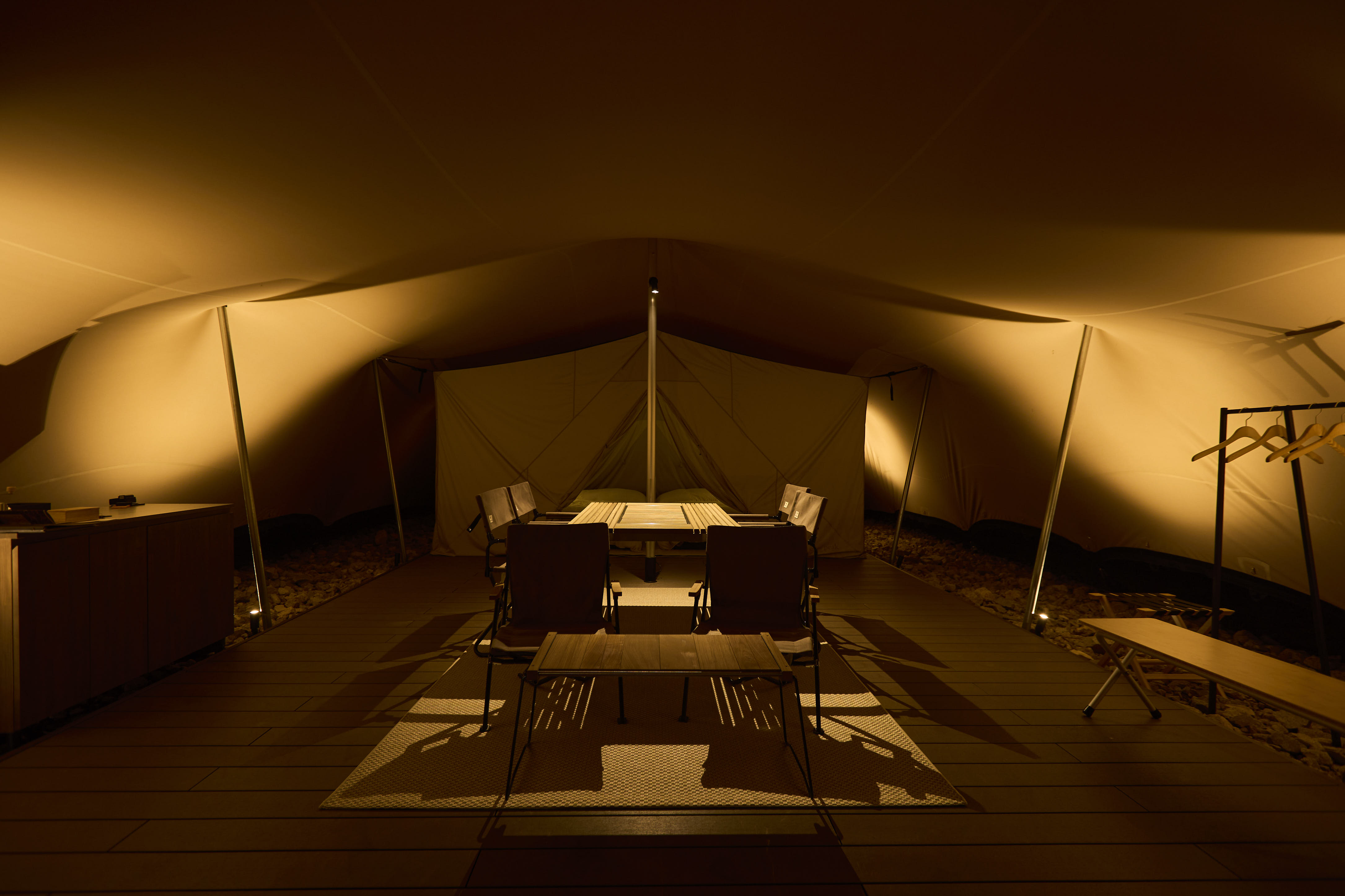 由Snow Peak為YAKEI SUITE設計的特製帳篷，客廳帳佔地不小，還另設獨立衛浴，設備一應俱全。（圖片來源：Snow Peak YAKEI SUITE提供）