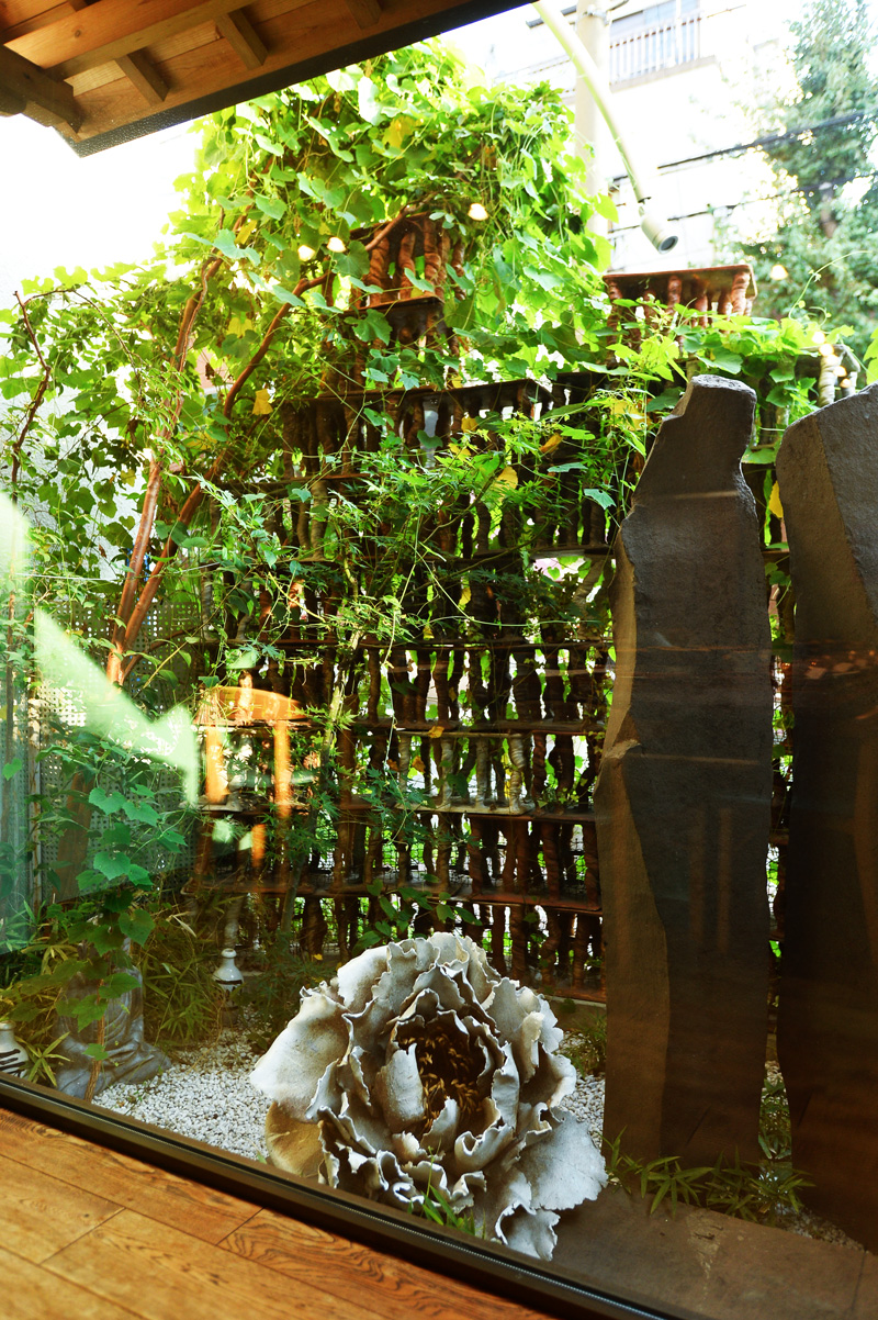 庭院的陶籬笆和石牡丹，來自當代陶藝家杉浦康益。（攝影：李明宜）