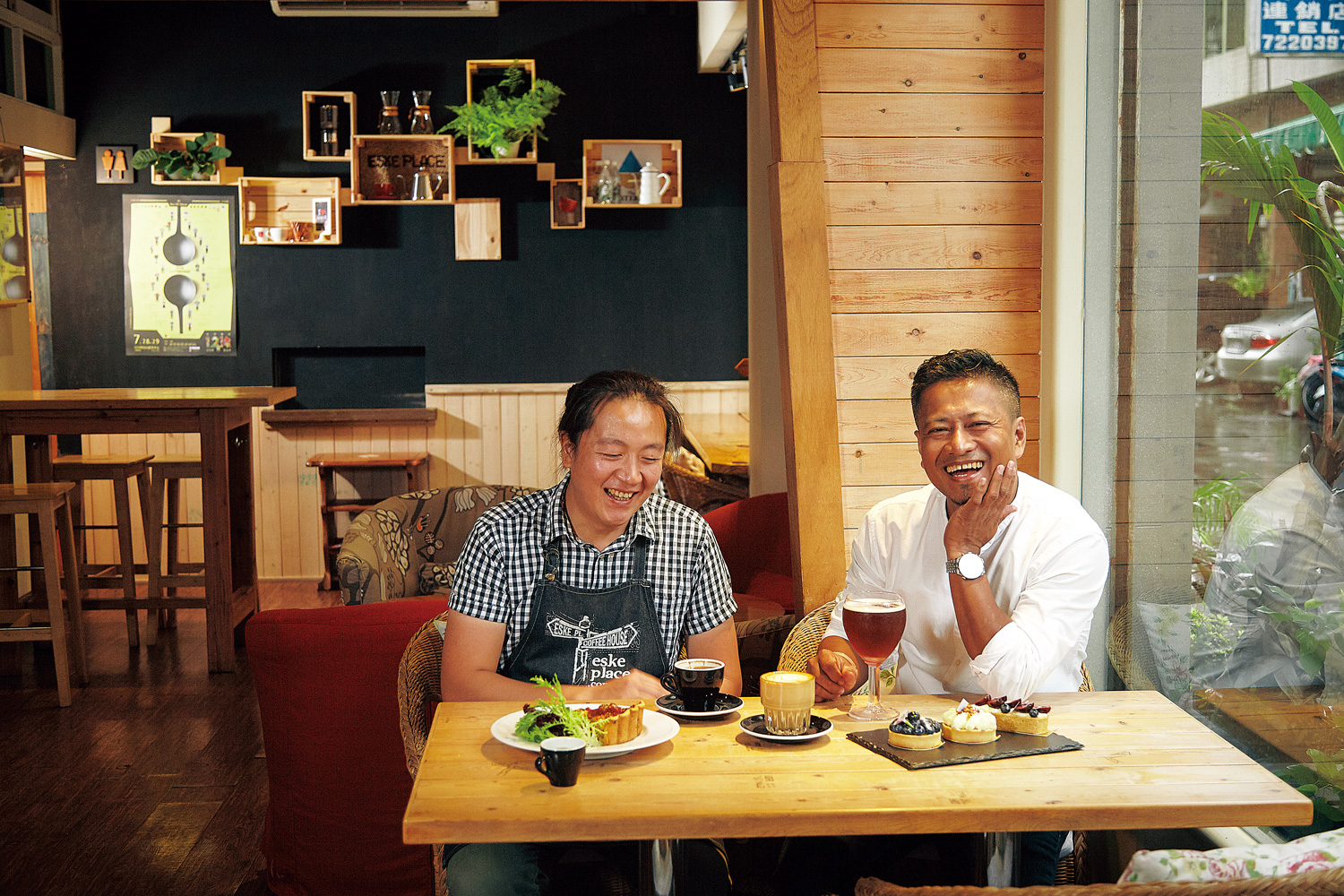彭天恩休假時常帶著家人來Eske Place Coffee House，在台灣俗稱「小白」的牛奶咖啡是他的最愛。（攝影：王文廷）