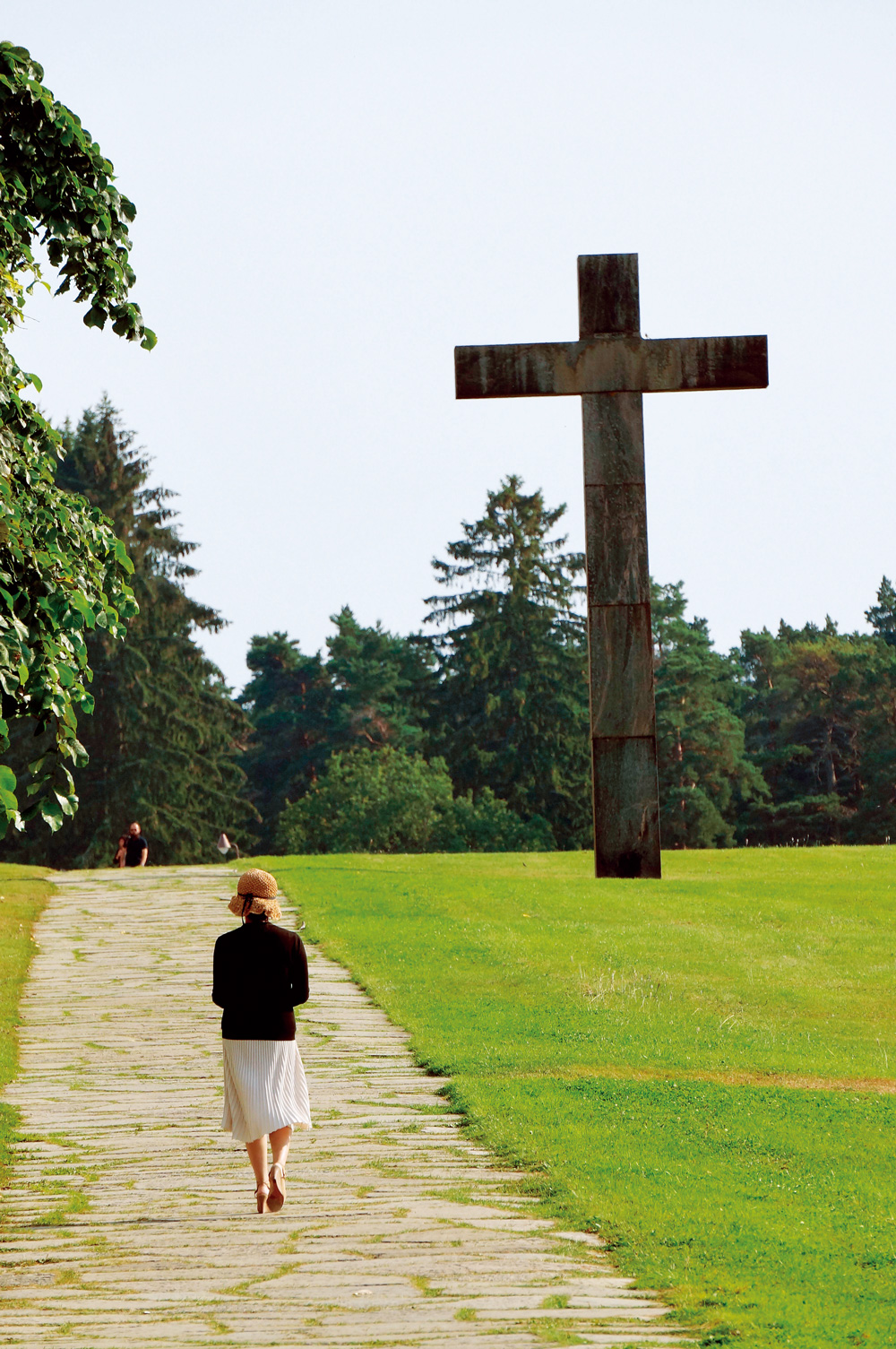 整座森林墓園（Woodland Cemetery）首先望見一條通往小山丘的的步道，視覺焦點則是山丘上的巨大黑色十字架，在藍天白雲中，形成強烈的視覺效果。（圖片來源：李清志提供）