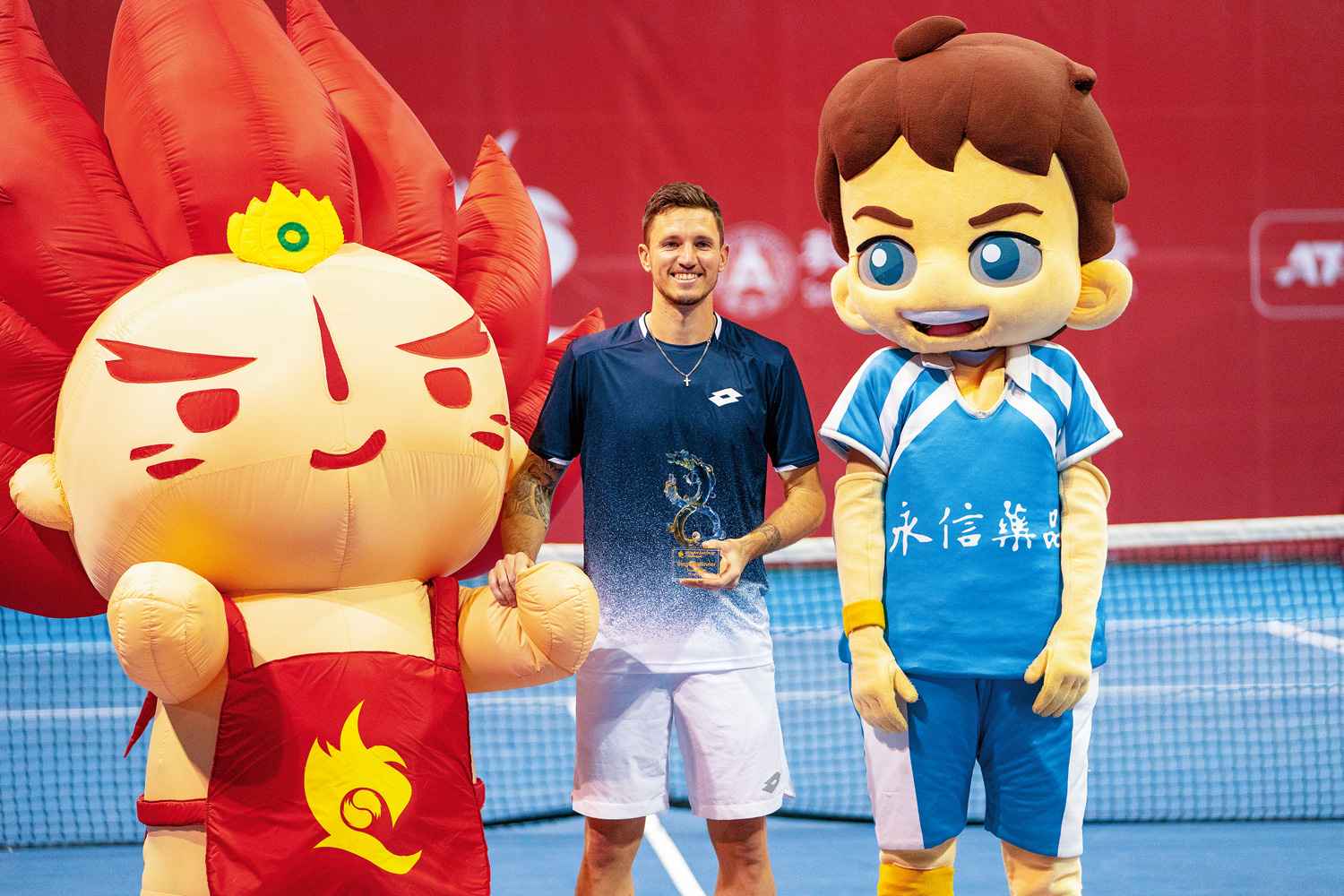 「華國三太子國際男子網球挑戰賽」中還有可愛吉祥物「火三子」（左）為賽事助陣。（圖片來源：廖裕輝提供）