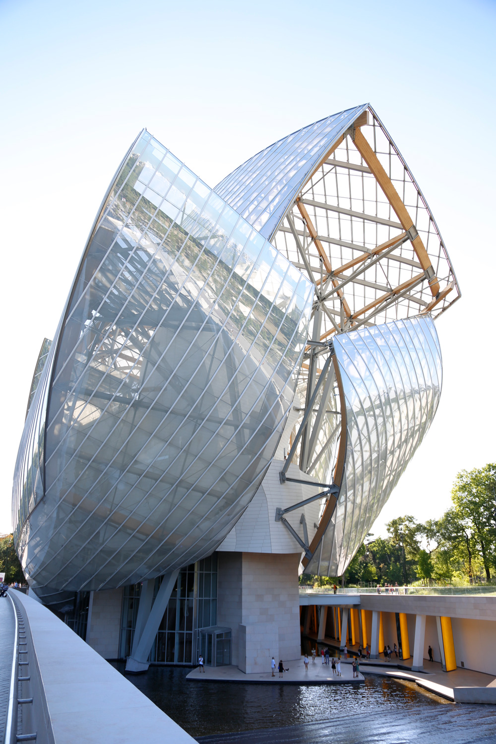 外型彷彿冰山又似帆船的路易威登基金會（Fondation Louis Vuitton），鑲嵌在赤裸的鋼條上的弧面玻璃是承襲19世紀中期流行於巴黎的建築風格（攝影：楊琁安）外型彷彿冰山又似帆船的路易威登基金會（Fondation Louis Vuitton），鑲嵌在赤裸的鋼條上的弧面玻璃是承襲19世紀中期流行於巴黎的建築風格（攝影：楊琁安）