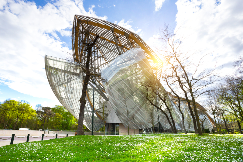 路易威登藝術基金會（Fondation Louis Vuitton）由解構大師法蘭克蓋瑞（Frank Gehry）設計，絕美外型也成為了巴黎的時尚地標。（圖片來源：Dreamstime／典匠影像）