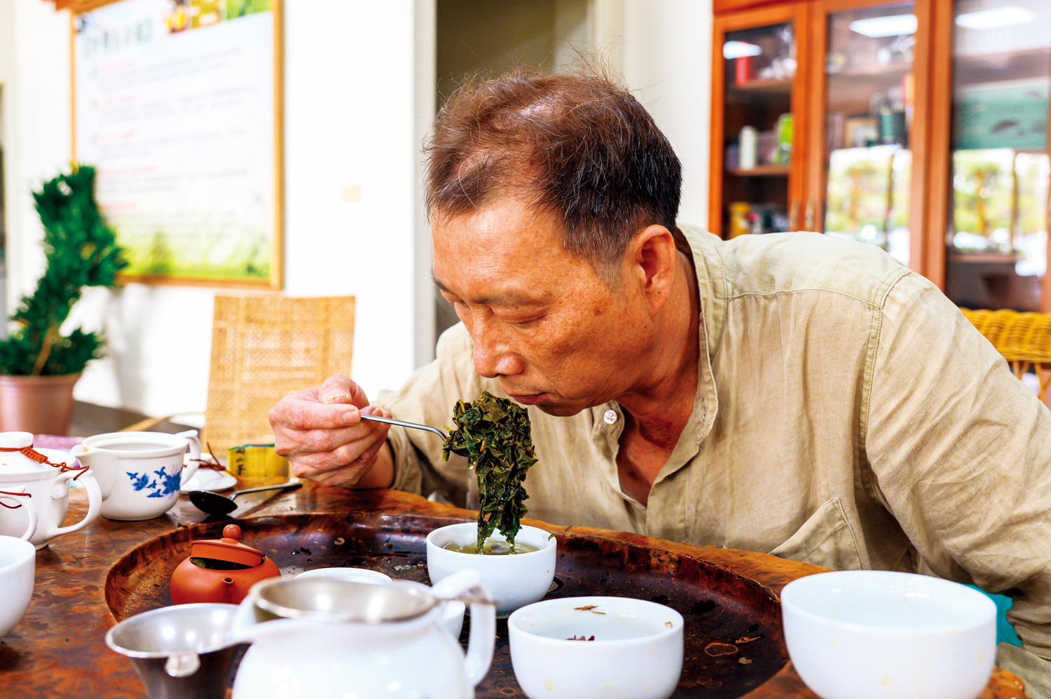 沖泡東方美人關鍵步驟3：用山泉水將溫度控制在90度左右，利香氣揮發。（攝影：李明宜）