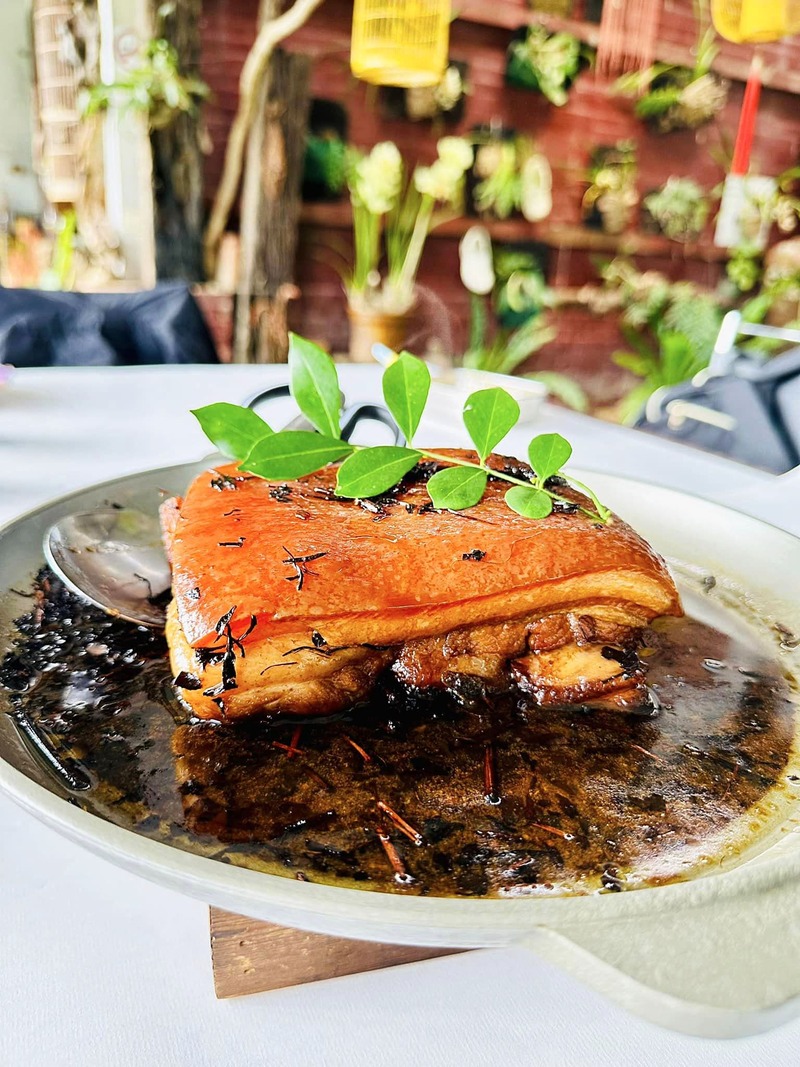 怡明茶園的景觀茶餐廳採預約制，隨著四季提供各式以當季食材烹調的無菜單料理、傳統的客家風味和以茶入菜的美味料理。