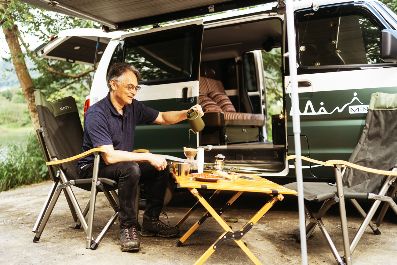 準馬寇爾的工作與生活轉換自如，全靠住在露營車。他用自然調頻，有時與人互動的頻道滿了，就進入自然清空訊息。（攝影：陳鴻文）