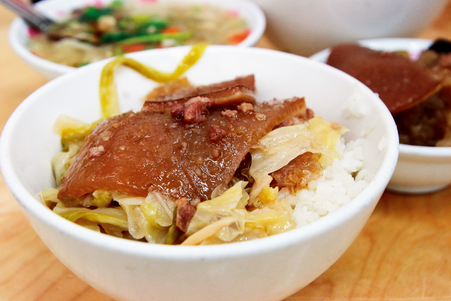 北斗的高麗菜飯與上海菜飯不同，不是菜與飯拌炒在一起，而是在白飯鋪上高麗菜滷，再放上畫龍點睛的一大塊豬皮。（攝影：秦雅如）