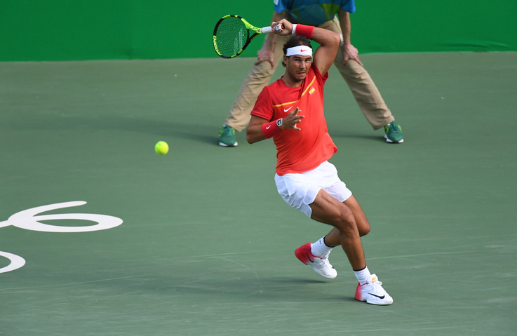 像套馬索一樣的動作，是納達爾（Nadal）著名的繞頭正拍，他具攻擊性的正拍，讓他在場上拿到比對手更多的分數，失誤也更少。（圖片來源：Dreamstime／典匠影像）