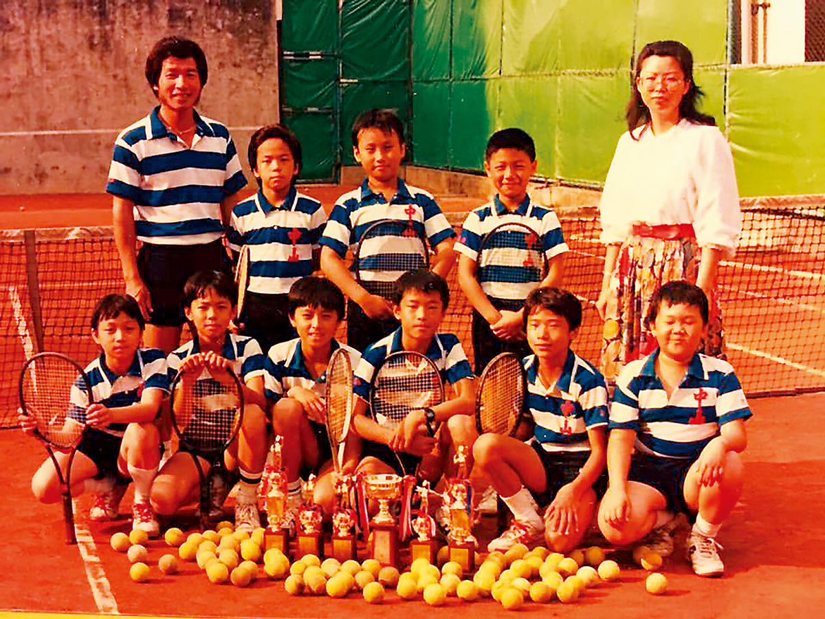 鄭博仁（後排中間）從中山國小校隊開啟網球之路，現在還成立心元網球，贊助多位青少年追求夢想。（圖片來源：鄭博仁提供）