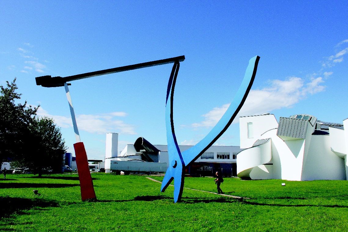維查家具設計博物館前，有一座藝術家歐登柏格的作品「平衡工具」（Balancing Tools)，巨大的釘錘、起子與老虎鉗，彼此牽動舞躍，形成了一種動態的平衡。（圖片來源：李清志提供）