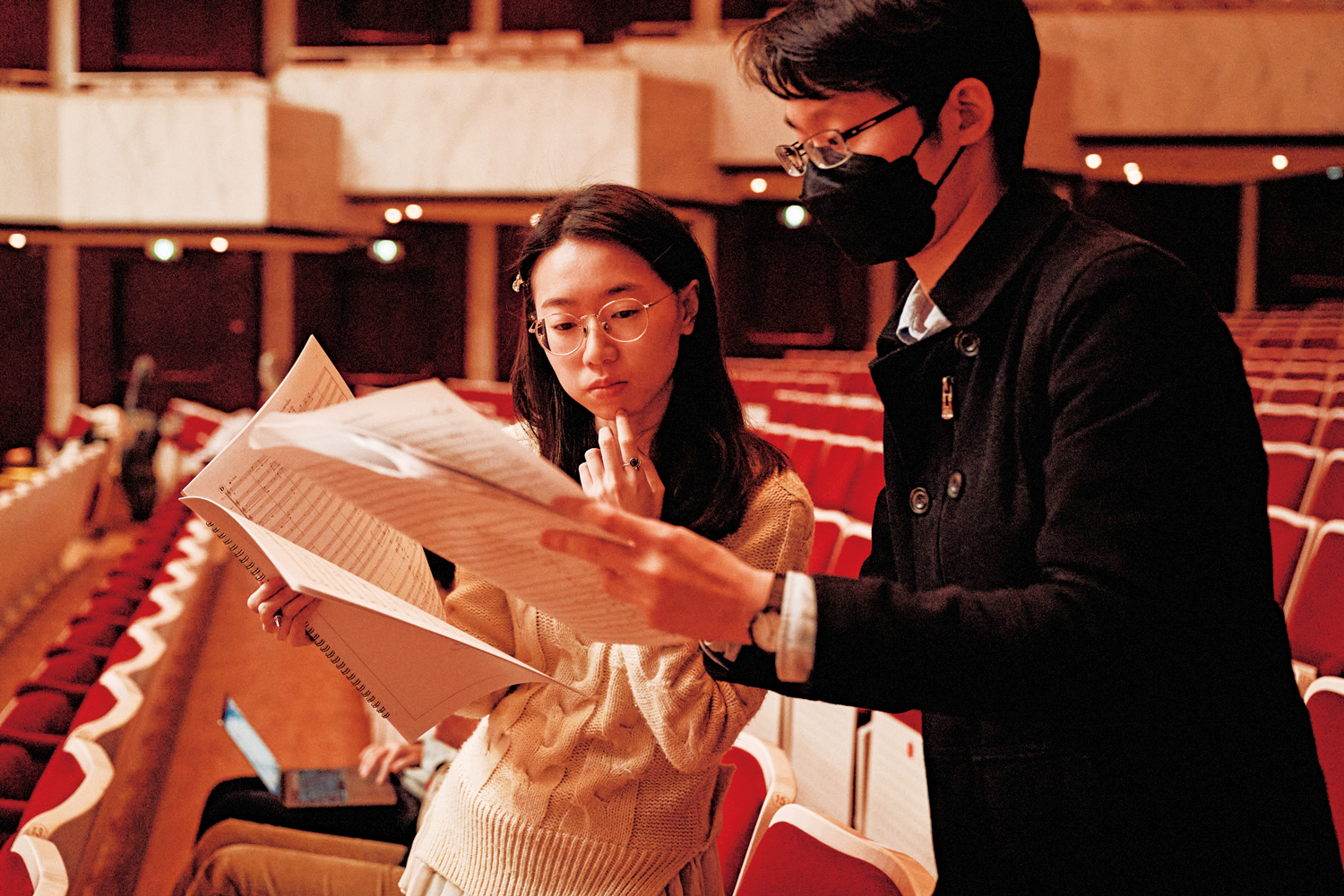 新生代作曲家陳思安（左），透過一分鐘交響曲，在國際嶄露頭角。（圖片來源：NSO 國家交響樂團提供）