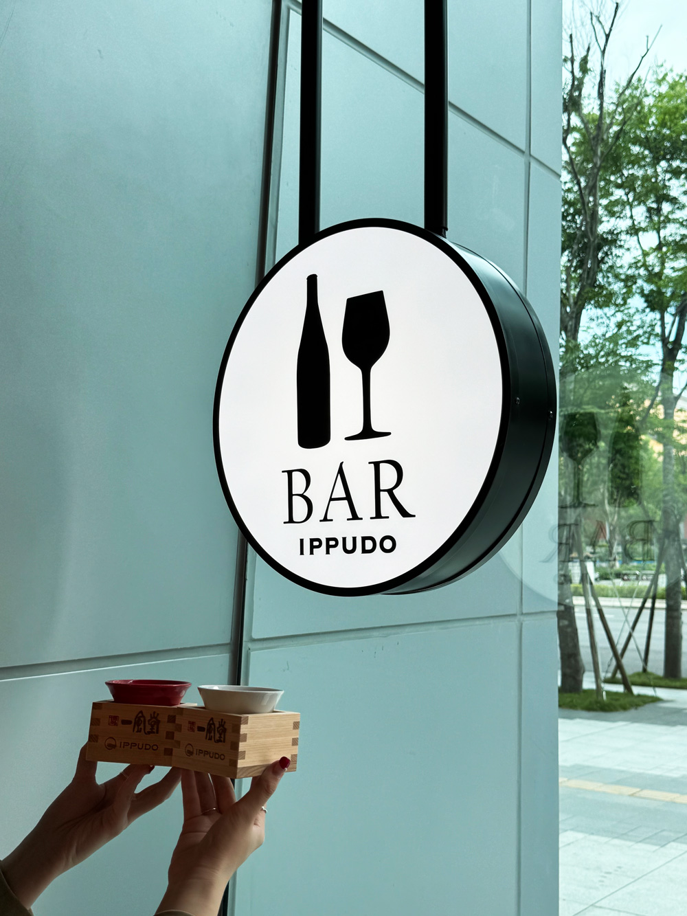 一風堂專為大巨蛋打造全台首家旗艦店，引進「Bar Ippudo」業態，推出多項特色料理及精緻酒水飲品。（攝影：林秀娟）