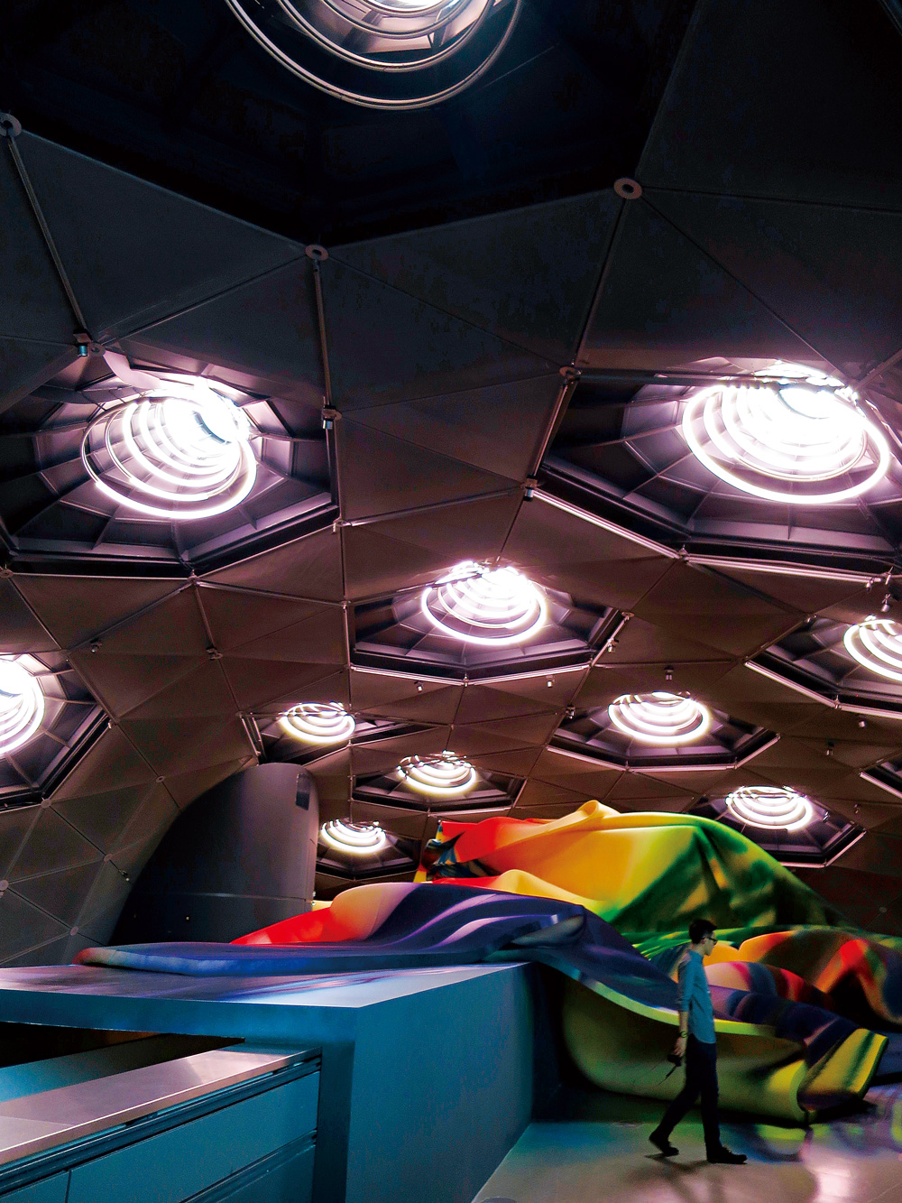 從藝術館內部看見的天窗開口，也有種太空船式的魔幻。（圖片來源：李清志提供）