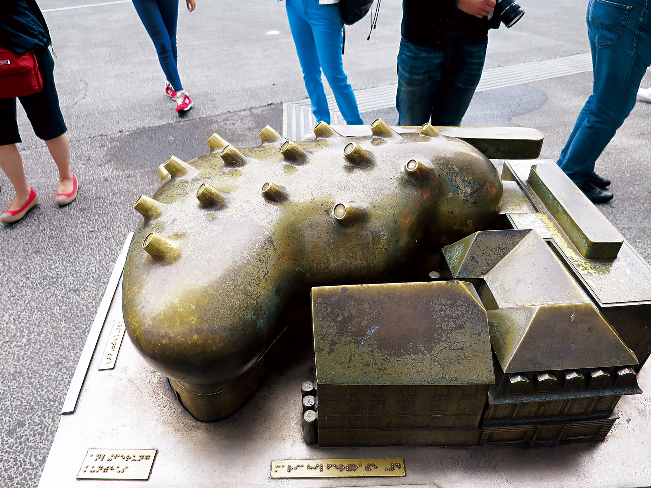 因為葛拉茲現代藝術館太巨大，很難從地面一窺整座建築全貌，建築師特別製作一座銅製的建築模型讓大家一窺究竟。（圖片來源：李清志提供）
