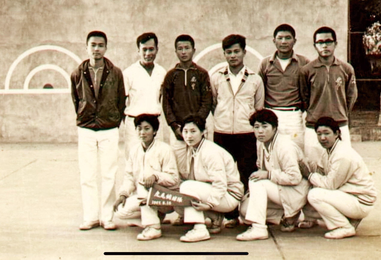 念虎尾中學的廖裕輝（後排左三），一年級就被選為網球校隊。（圖片來源：廖裕輝提供）