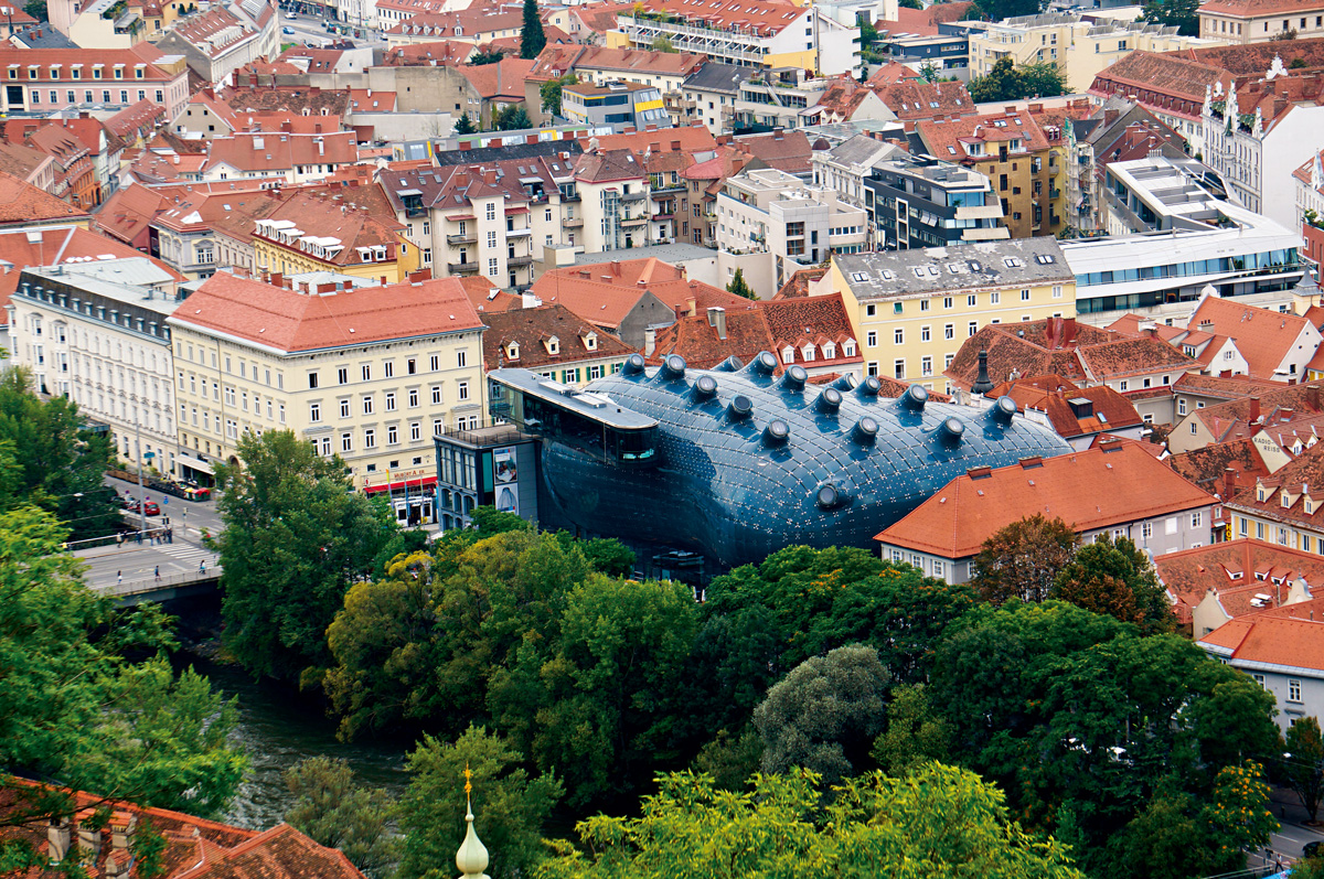「建築電訊學派」創始人之一與他的學生共同完成了一座驚世傑作——葛拉茲現代藝術館（Kunsthaus Graz），其外觀如怪獸般，甚至有人認為像是「人類乳突病毒」的樣子。（圖片來源：李清志提供）