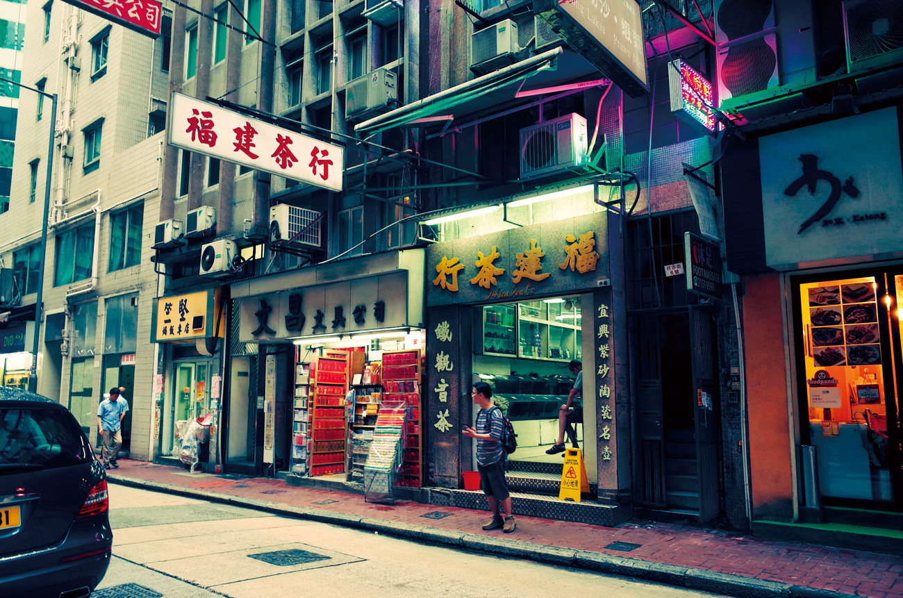 福建茶行的裝修未經翻新，古意處處，地板是香港風格的馬賽克小磚，金字招牌上的北魏碑體是名家區建公的手筆。（圖片來源：洪愛珠提供）