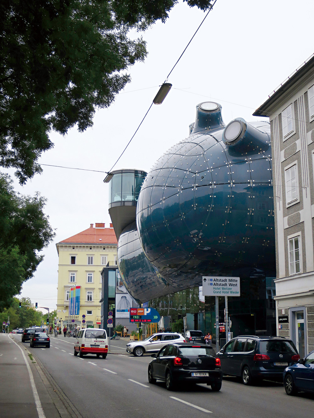 乳突般的圓筒，其實是藝術館內的採光天窗。（圖片來源：李清志提供）