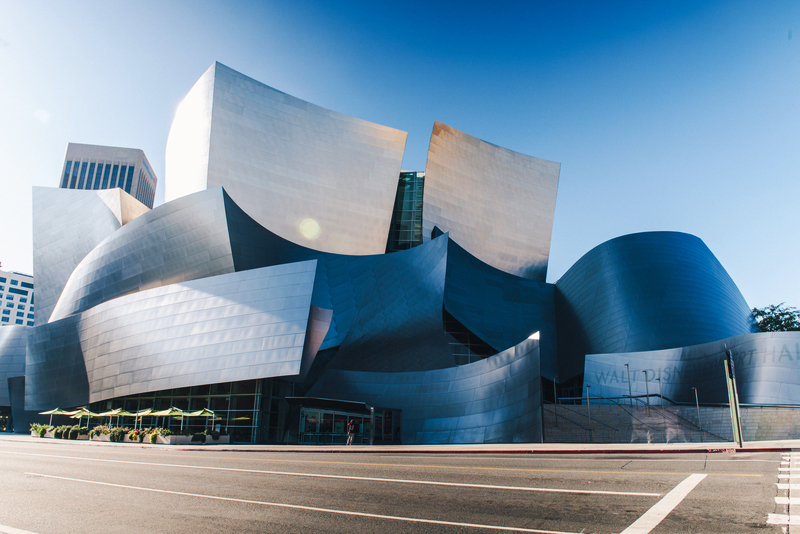 由建築師法蘭克蓋瑞（Frank Gehry）所設計的迪士尼音樂廳，整座建築以凹凸的拋光不鏽鋼板所構成。（圖片來源：Dreamstime／典匠影像）