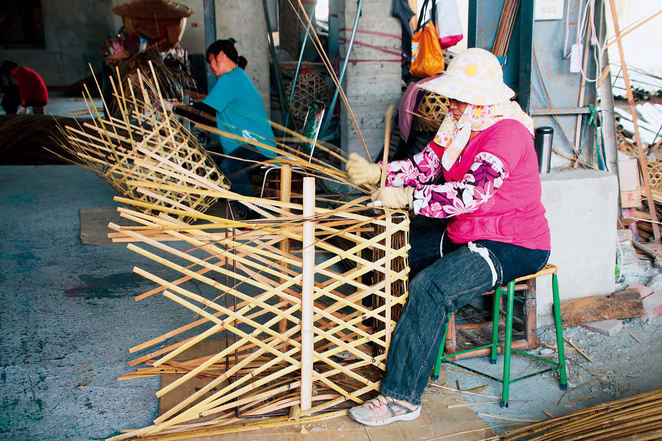 崙尾天赦竹編發展協會推廣竹編技藝，有製作竹鈴鐺、竹花器等體驗課程。（攝影：秦雅如）