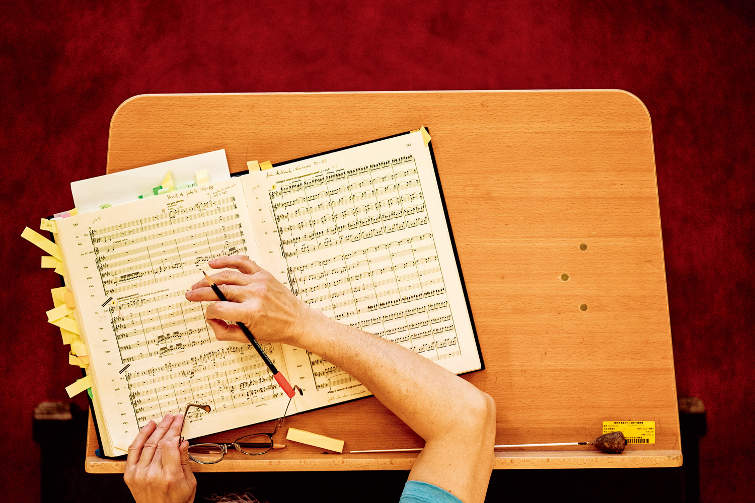 準馬寇爾的樂譜標示著各種細節筆記，是業界公認極為認真的指揮家。（圖片來源：NSO 國家交響樂團提供）