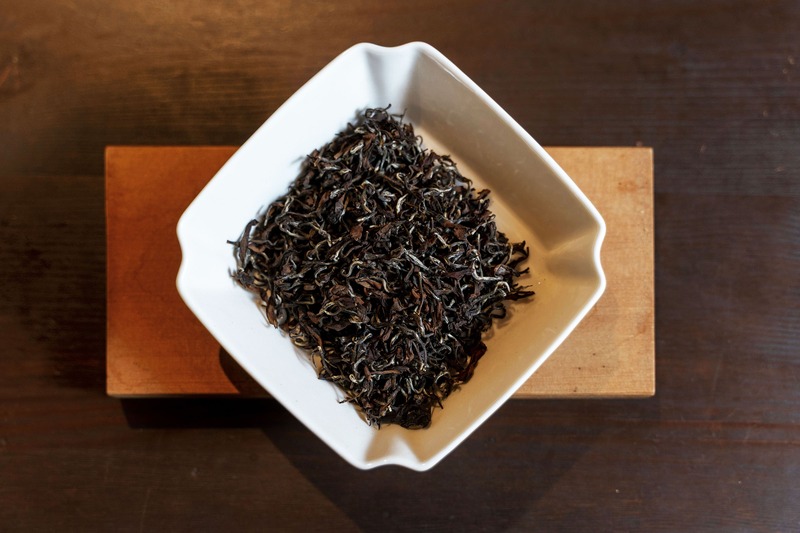 東方美人茶特有的果香氣味，主要來自於小綠葉蟬的叮咬，被咬的愈嚴重的茶葉，製成東方美人茶之後，茶味更甘甜、香氣益發濃郁。