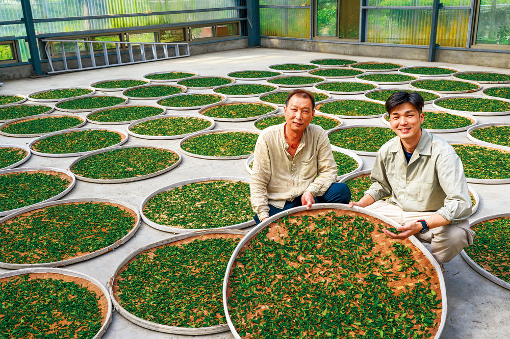 茶王徐耀良和兒子徐維伸，把台灣茶創新賣進日本、中東。（攝影：李明宜）