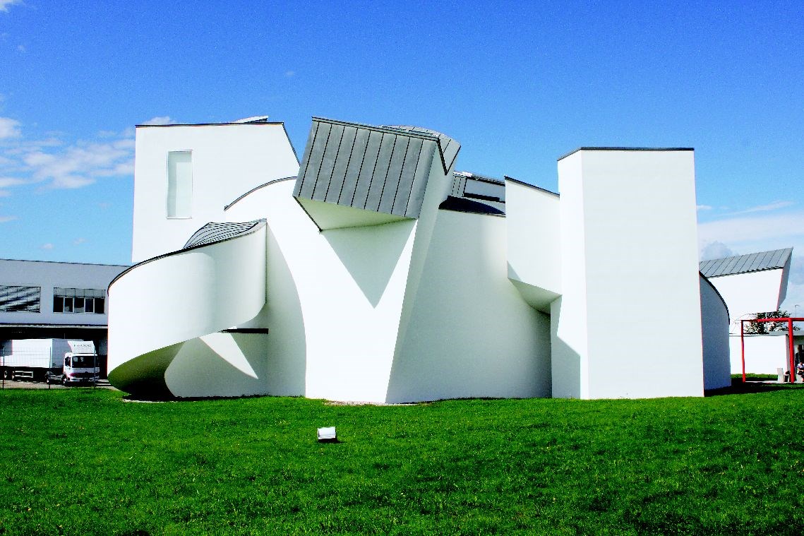 法蘭克蓋瑞設計的維特拉設計博物館（Vitra Design Museum），充分展現了展現俯衝曲折的動感與雕塑般的戲劇性形體。（圖片來源：李清志提供）