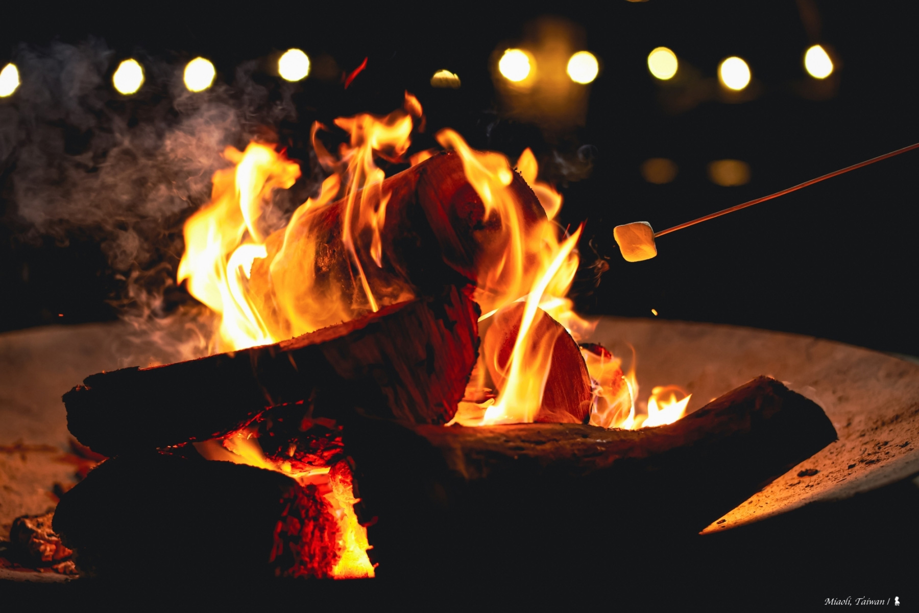 營火時間提供棉花糖讓客人自己烤，烤完後可自己加香料。（圖片來源：陳耀恩提供）