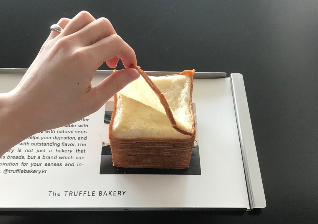 The TRUFFLE BAKERY招牌商品紙巾吐司，層層撕開薄可透光。（圖片來源：晶華酒店提供）