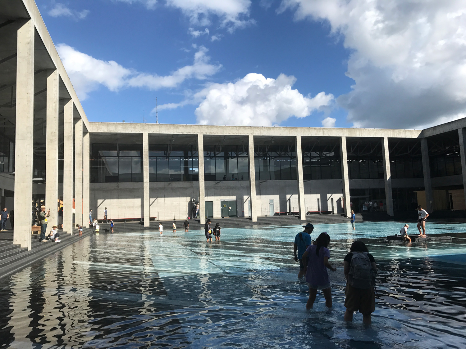 越後妻有里山現代美術館由建築師原廣司所設計，建築中寬廣的水庭是阿根廷藝術家林德羅厄利什（ Leandro Erlich） 的作品《空之池》。（圖片來源：李清志提供）