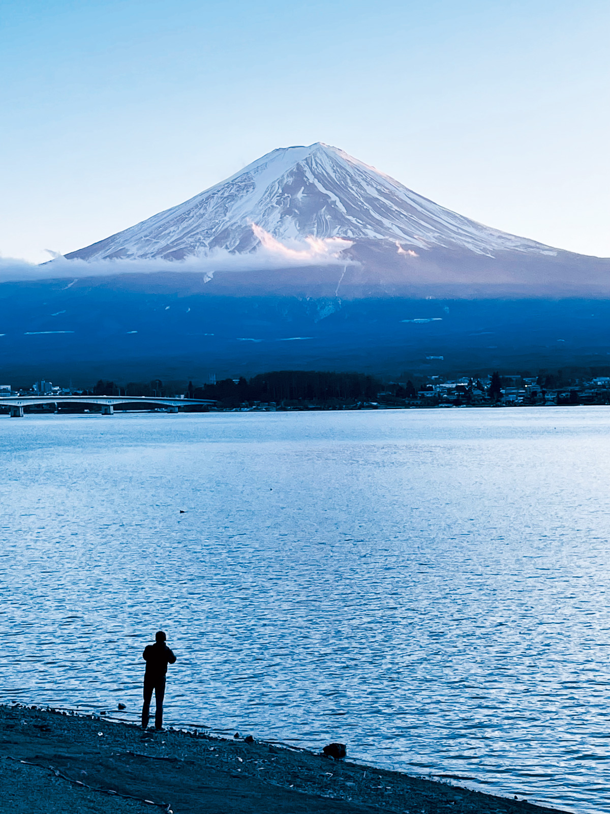 日本人將富士山視為聖山，是日本的精神性象徵，甚至被列為世界文化遺產，在日本歷史文化中占有重要的地位。欣賞富士山被認為是幸福吉祥的事，稱作「富士見」。（圖片來源：李清志提供）