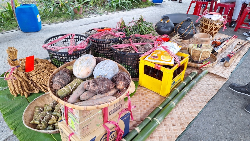 聘禮雖十分繁複，卻蘊含著部落族人的智慧，除了必備聘禮外，若是傳統領袖家族或貴族結婚，還會有陶甕、貝幣、小米糕及各項農產品等。